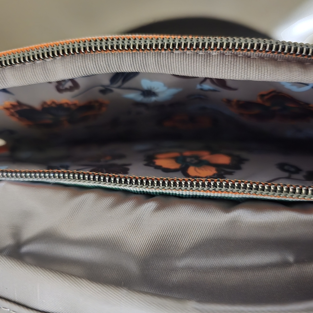 New Lug Medium Cargo Crossbody Wrangler - Color: Metallic Pearl - Picture 9 of 9